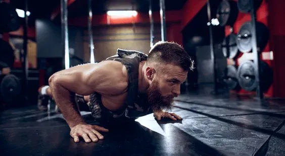 Máš radšej zdvíhať činky či stačí cvičiť s vlastnou váhou?