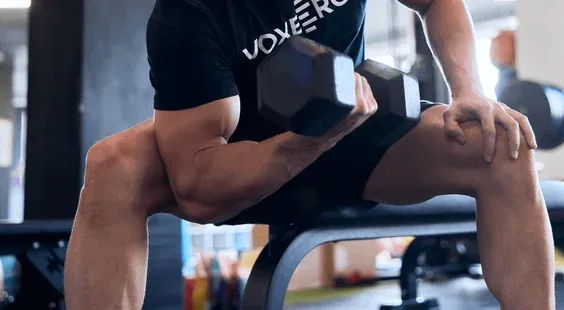 Bicepsy, tricepsy, traste sa: Najlepšie cviky na ruky